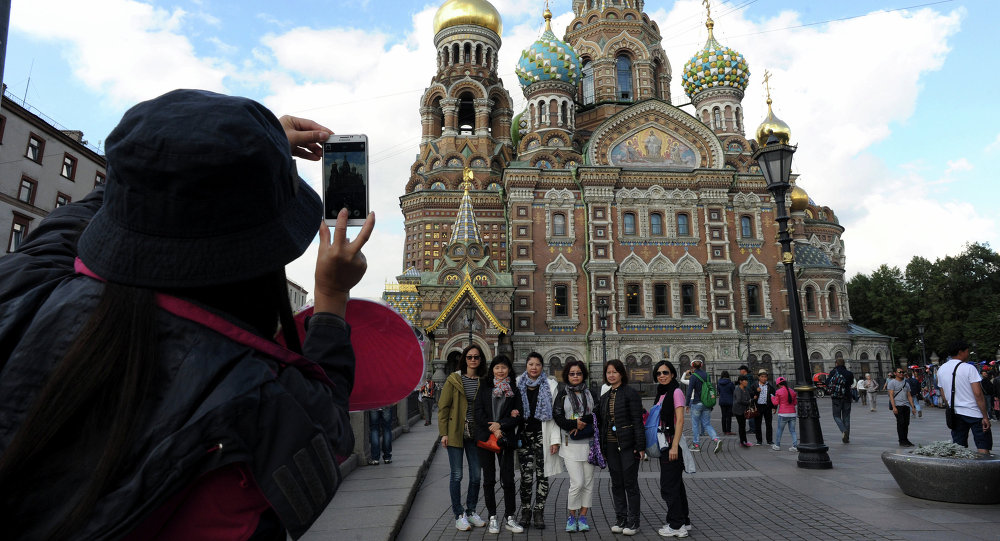 Туристы в Санкт-Петербурге.jpg