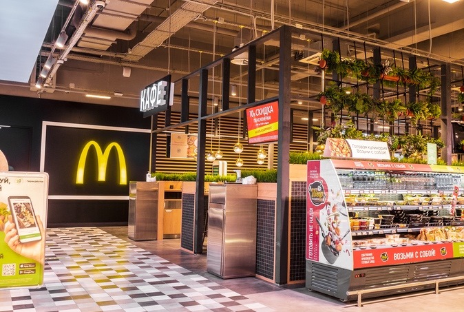«Макдоналдс» открыл ресторан в супермаркете «Перекресток»
