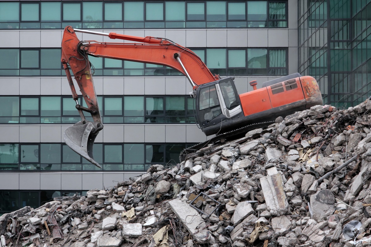 Демонтаж здания сп. Демонтаж здания экскаватором. Hitachi demolition excavator. Демонтаж построек. Демонтаж зданий и сооружений реклама.