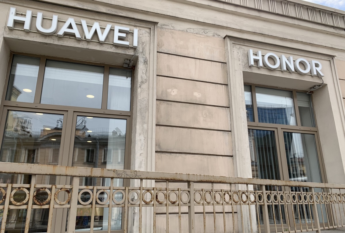 Huawei закрывает магазины в России