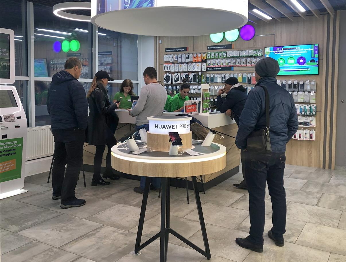 Хозяин мегафона. Мегафон фото. Мегафон магазин телефонов. Мегафон центральный офис самара. Мегафон самара.