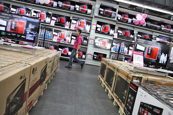 Магазины электроники начали повышать цены на фоне обвала рубля