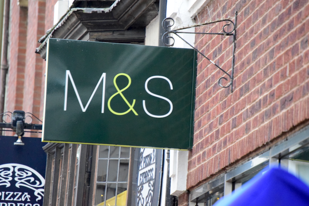 Marks & Spencer будет продавать белье конкурентов