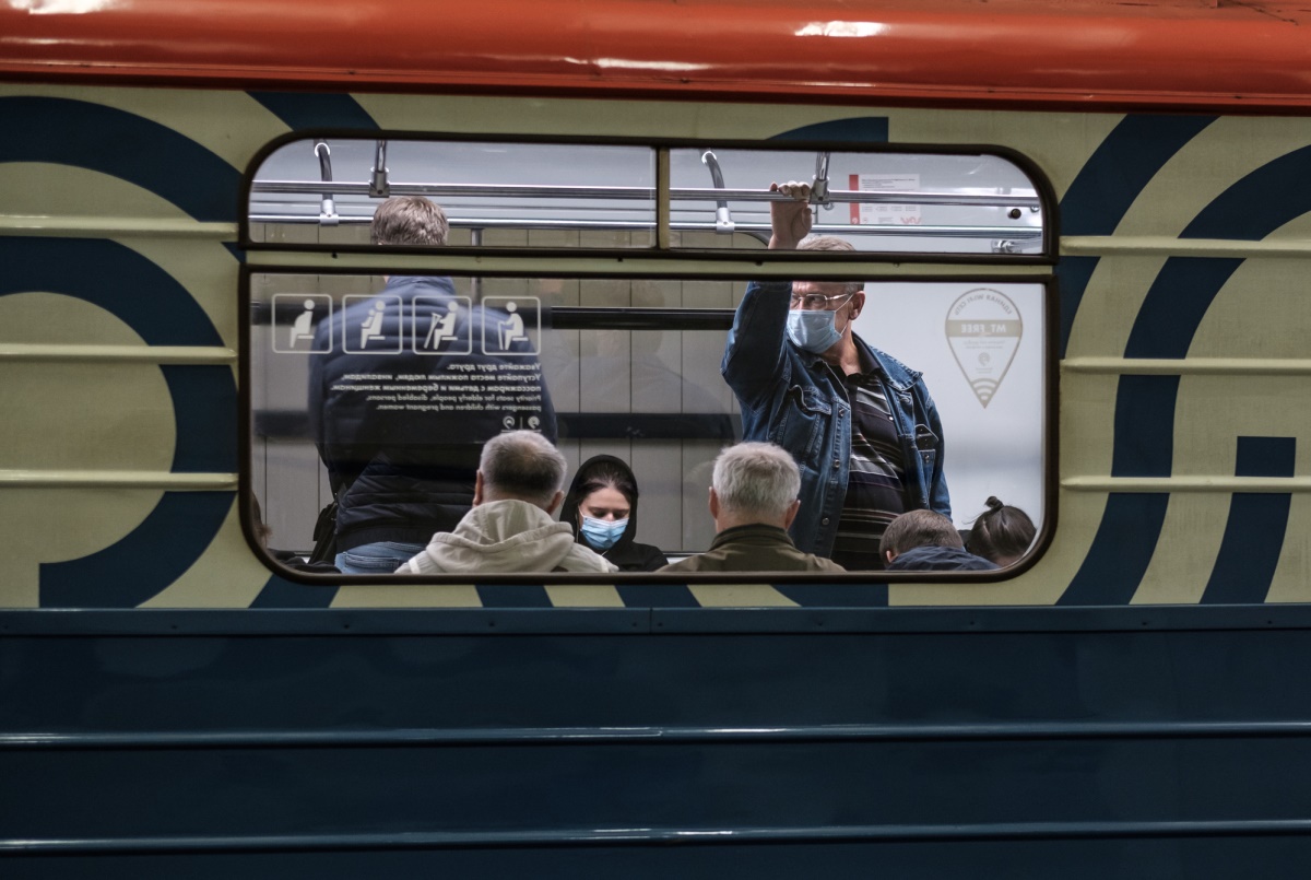 Пассажиры в метро в эпоху Covid - Depositphotos