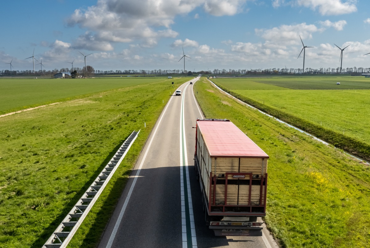 Грузовик на шоссе