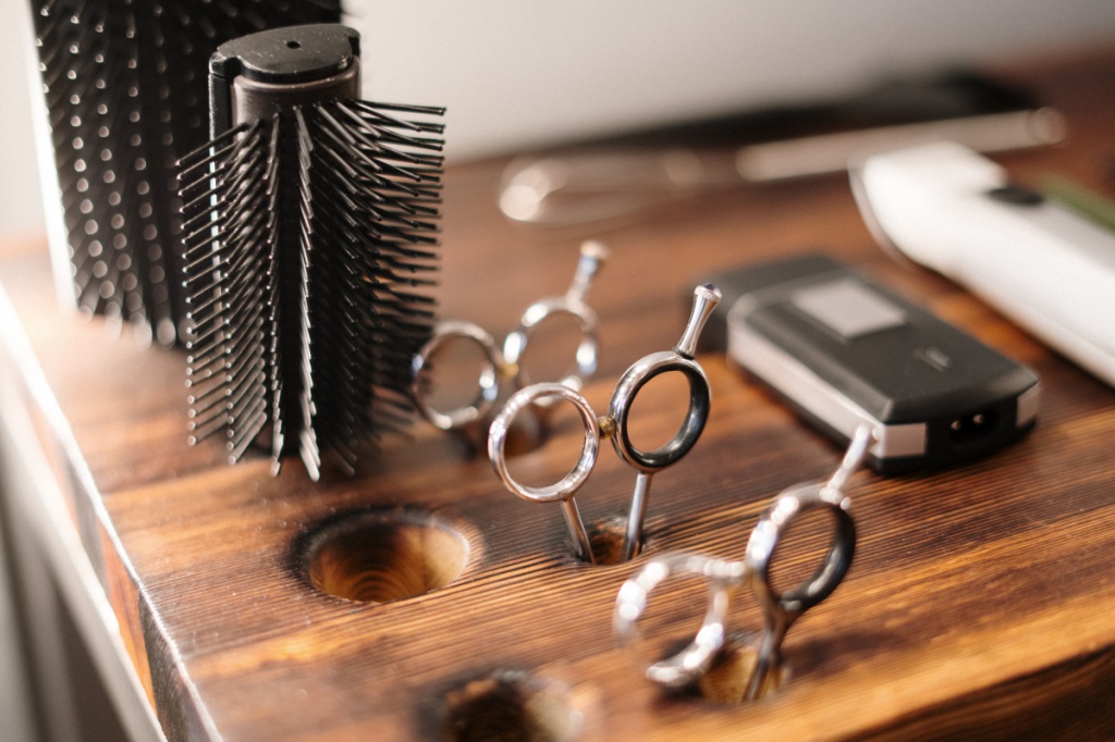 В салоне красоты black-and-silver-skeleton-key-on-brown-wooden-table-3992874.jpg