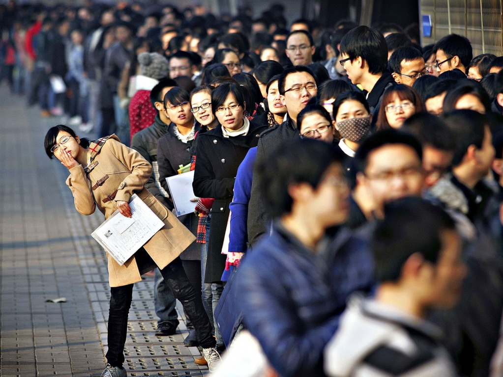 Китайские покупатели в очереди в Москве tu.jpg
