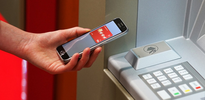 Использование смартфона в банкомате.jpg