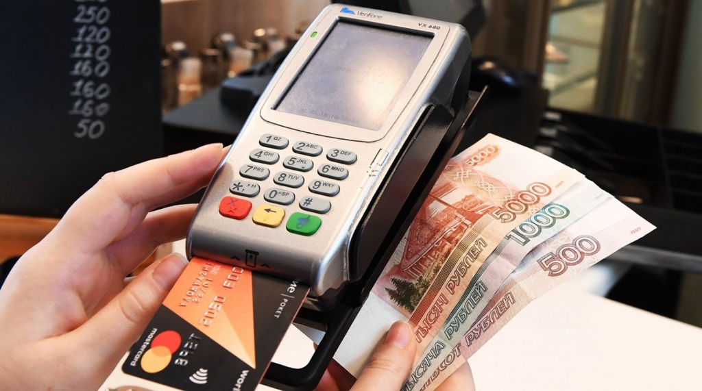 Наличные деньги на кассе магазина Наличные деньги на кассе магазина