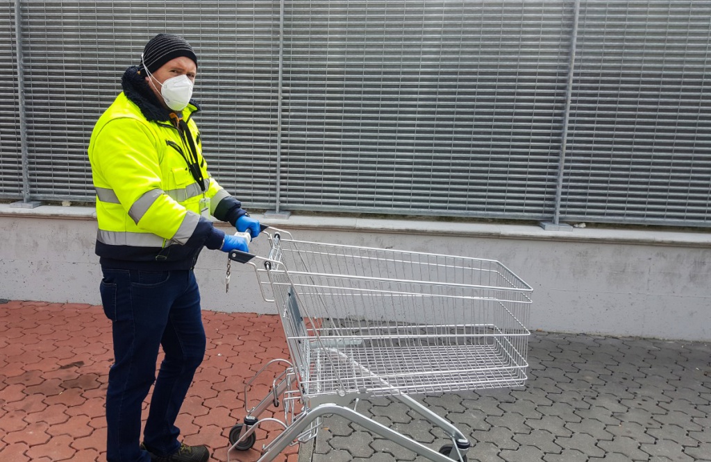 Охранник в маске с тележкой супермаркета - Depositphotos