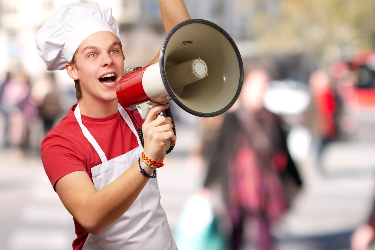 Повар с мегафоном на улице - Depositphotos