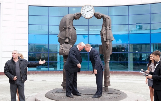 Единственная в мире скульптура «Чиновник и Предприниматель» откурыта в Орле в 2012 году.jpg