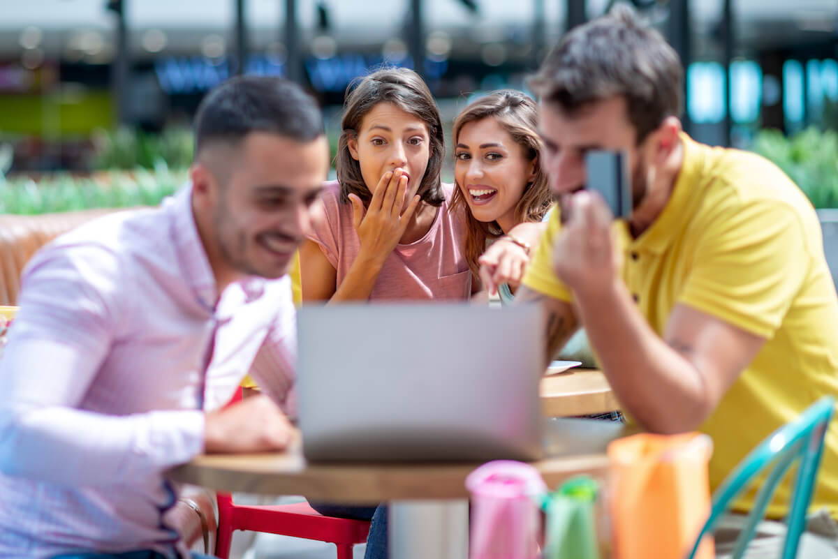 Парни и девушки в кафе - онлайн-шоппинг - Depositphotos