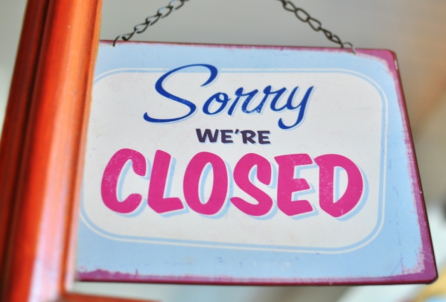 Closed надпись на витрине - Arseniy Closed надпись на витрине - Arseniy