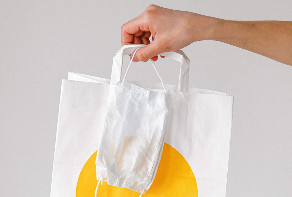 бумажный пакет и маска.jpg