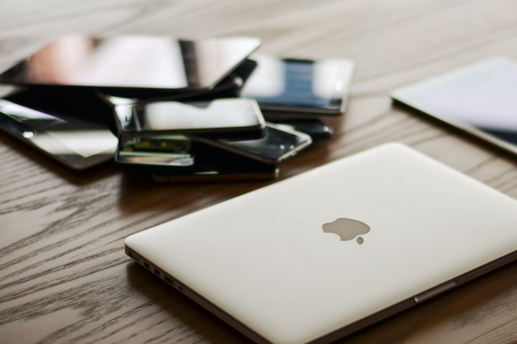 Ноутбук и смартфоны - Pexels.jpg Ноутбук и смартфоны - Pexels.jpg