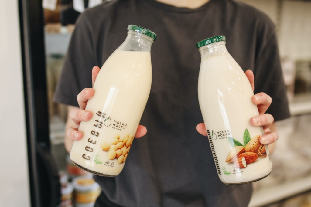 Человек держит бутылки с молоком.jpg