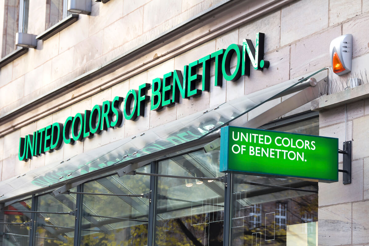Вывеска магазина Benetton - Depositphotos