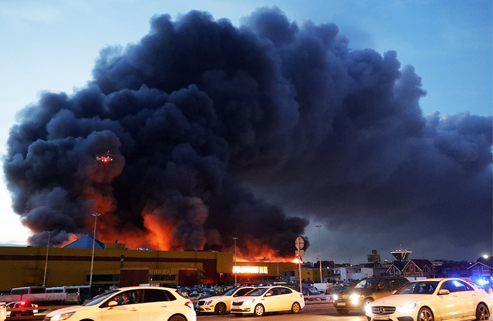 Горящий ТЦ Синдика. Фото - ТАСС.png