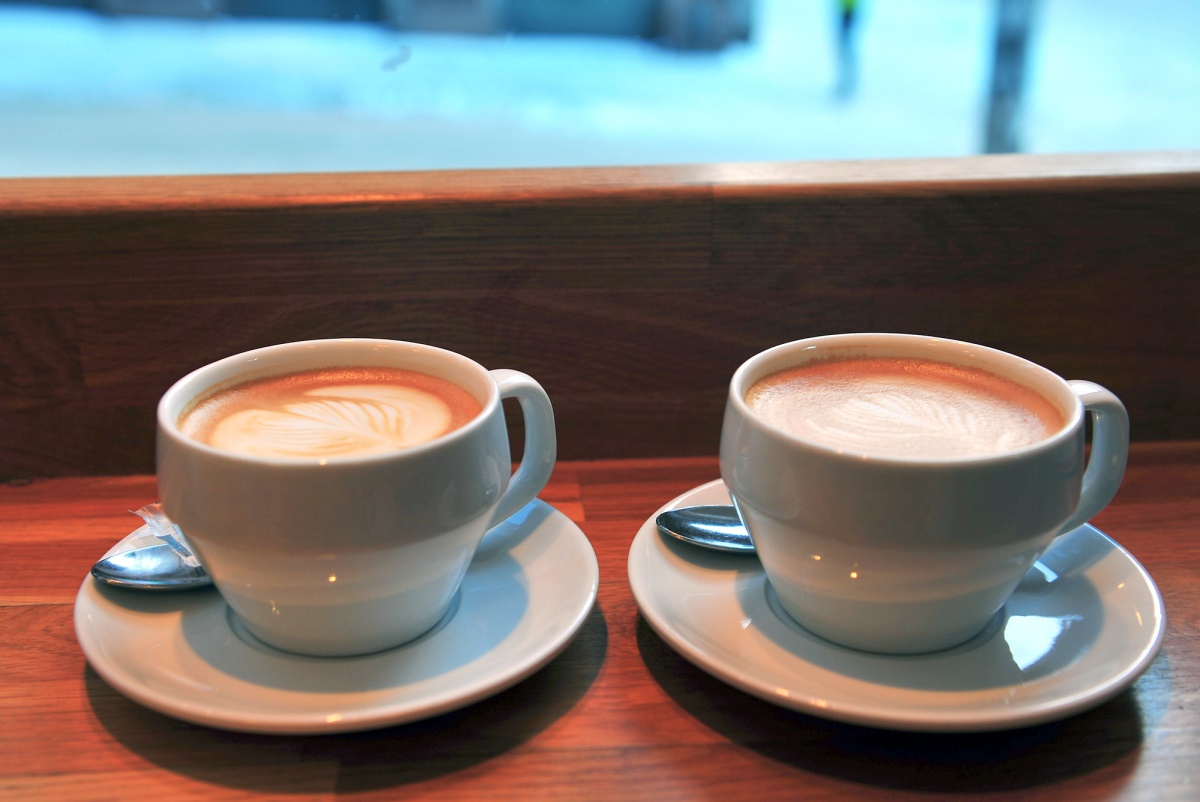 Две чашки кофе в кафе - Depositphotos Две чашки кофе в кафе - Depositphotos