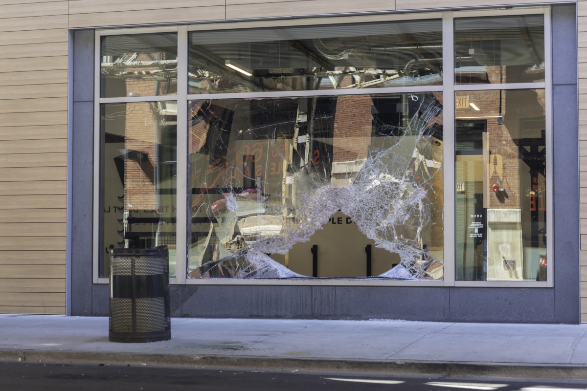 Результаты погромов в магазине - Depositphotos