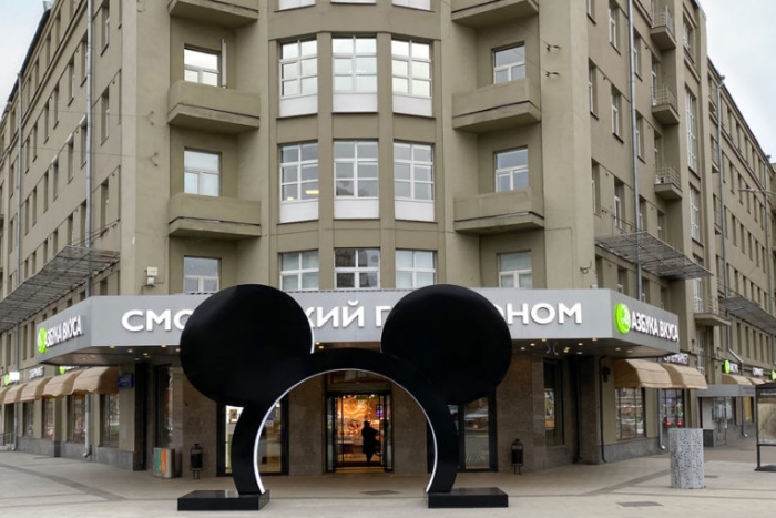 Микки Маус около Азбуки Вкуса