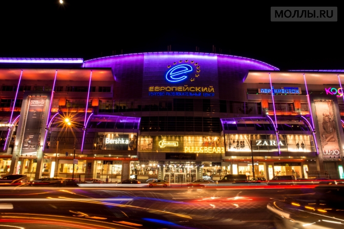 Медиафасад: яркий шопинг на входе в ТЦ