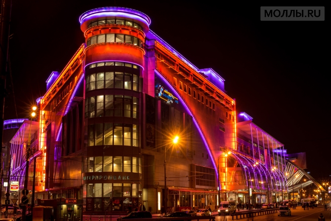 Медиафасад: яркий шопинг на входе в ТЦ