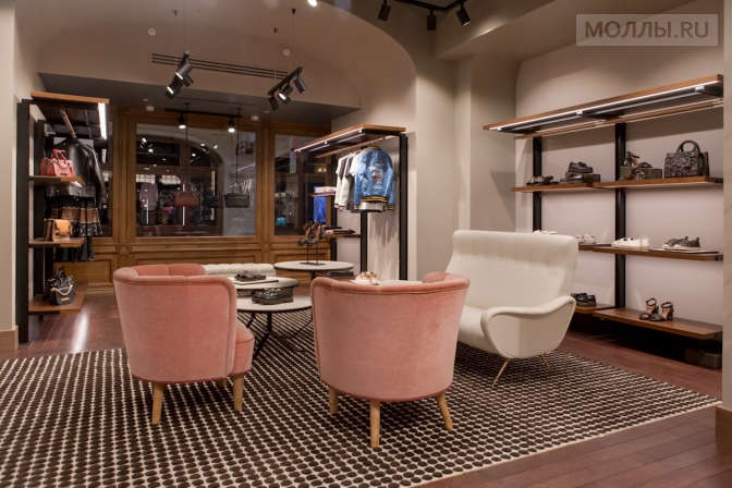 Coach вышел на российский рынок и открыл флагманский магазин в ГУМе