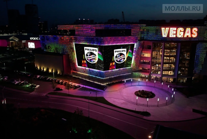 Медиафасад: яркий шопинг на входе в ТЦ