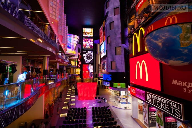 Медиафасад: яркий шопинг на входе в ТЦ
