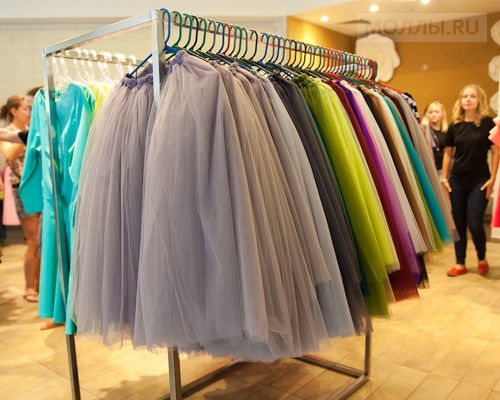 Женские платья в тц мега. Белая дача платья. Белая дача платья. Платье на выпускной белая дача. Белая дача платья.